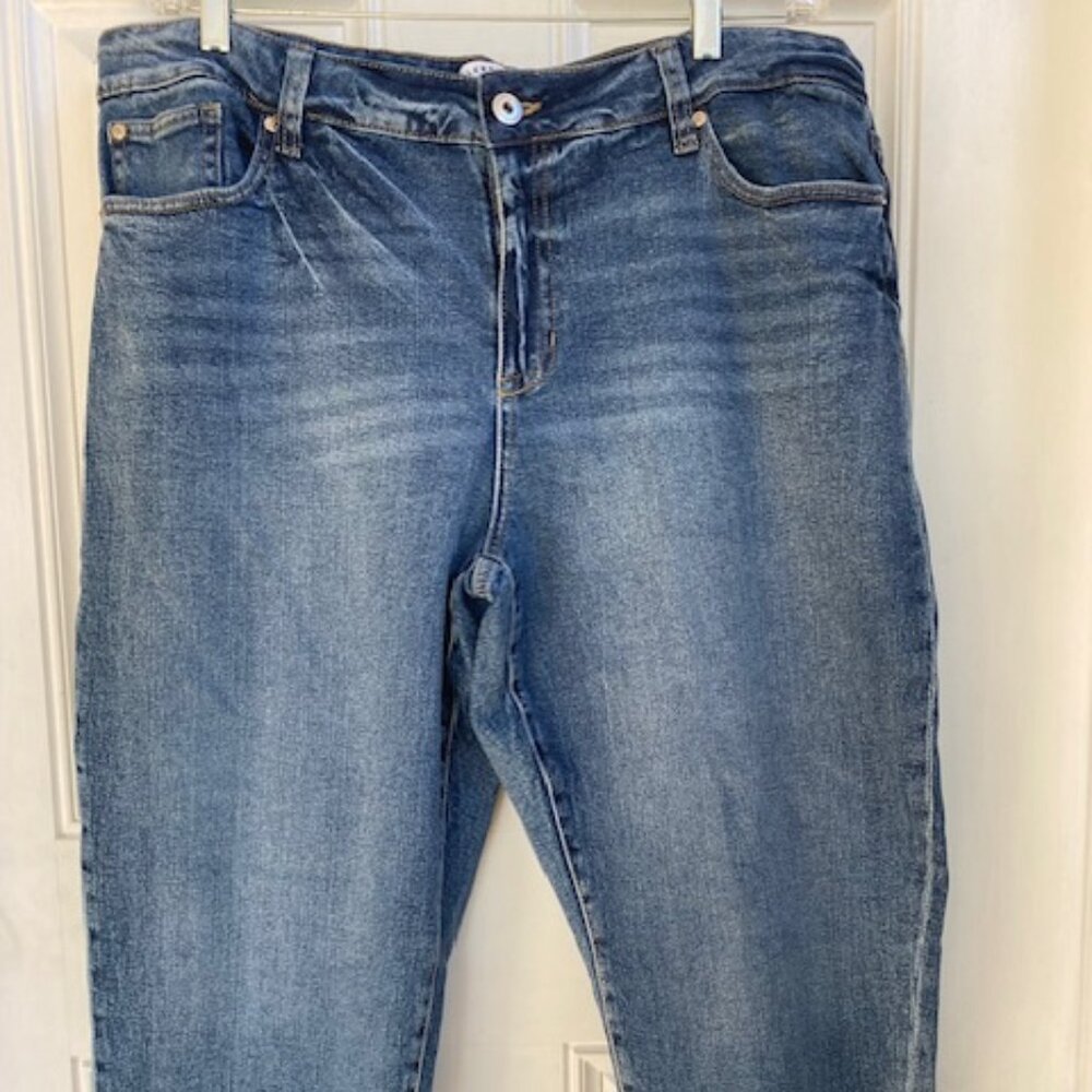 Celebrity Pink BESTIE Jeans Cropped Capris Medium Wash Flat Front Zip Fly 20